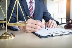 Услуги юристов и адвокатов: когда их нужно искать