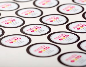 Маркетинговый инструмент: эффективное использование наклеек для продвижения бренда