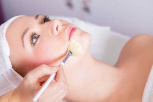 Как выбрать курсы и программы для профессионального роста в области косметологии?