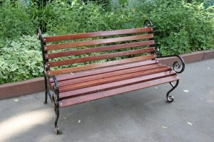 Металлические скамейки для общественных мест: комфорт и удобство для пользователей