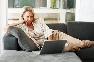 Почему девушки интересуются новостями о звездах и как это связано со шоу-бизнесом