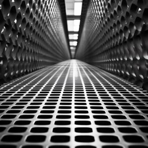 Безопасность при использовании решетчатого настила: предотвращение скольжения, антикоррозийные покрытия, защита от пожара