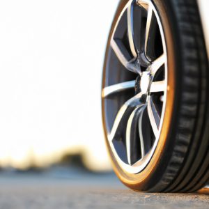 Выбор и уход за летними шинами для безопасной и комфортной езды в теплое время года