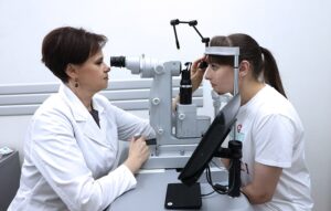 Уход за ребенком: почему важен визит к окулисту?