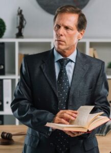 Адвокат: когда помощь юриста становится жизненно необходимой