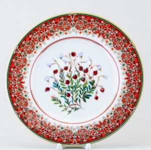 Фарфор — идеальный материал для посуды: декоративная тарелка